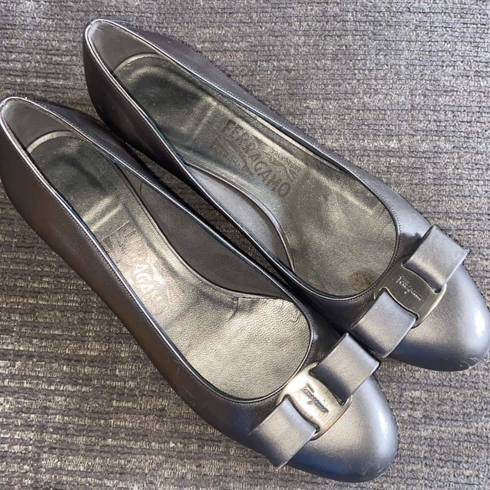 Authentic Ferragamo Vara Bow pump shoe, size 8, dark grey.